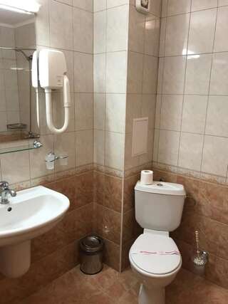 Отель Oleander House and Tennis Club Солнечный Берег Двухместный номер с 2 отдельными кроватями, балконом и дополнительной кроватью-2