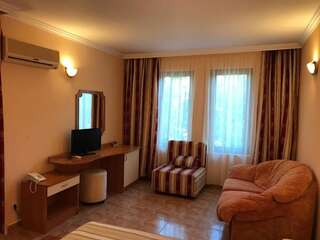 Отель Oleander House and Tennis Club Солнечный Берег Двухместный номер с 2 отдельными кроватями, балконом и дополнительной кроватью-13