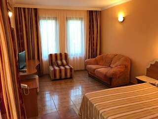 Отель Oleander House and Tennis Club Солнечный Берег Двухместный номер с 2 отдельными кроватями, балконом и дополнительной кроватью-1